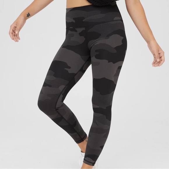 NWT, Offline by Aerie Textured Fabric Black Camo High Waisted Leggings, X-Large - Picture 1 of 12